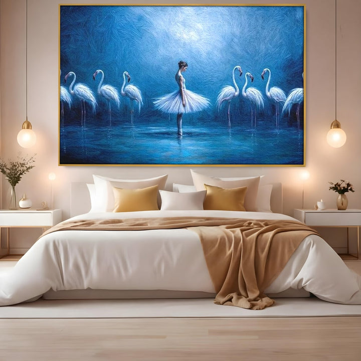 Tablou canvas cu tablou canvas cu balerina si flamingo, in rama de aluminiu auriu, pe perete intr-un dormitor