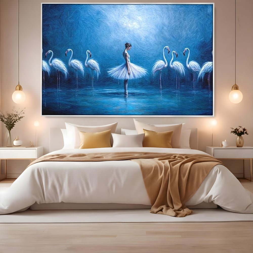Tablou canvas cu tablou canvas cu balerina si flamingo, in rama de aluminiu argintiu, pe perete intr-un dormitor