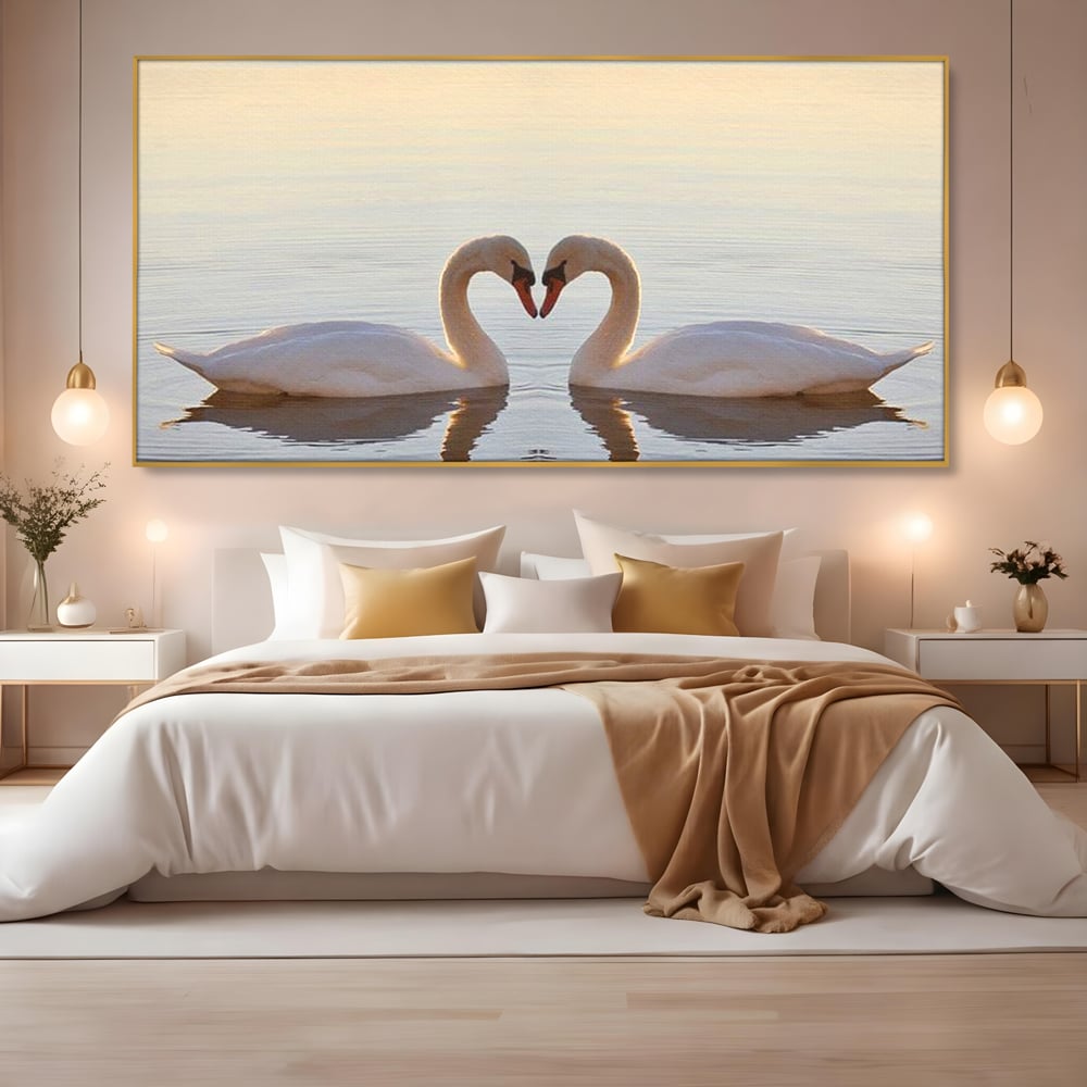 Tablou canvas cu tablou canvas cu lebede pe lac, in rama de aluminiu auriu, pe perete intr-un dormitor