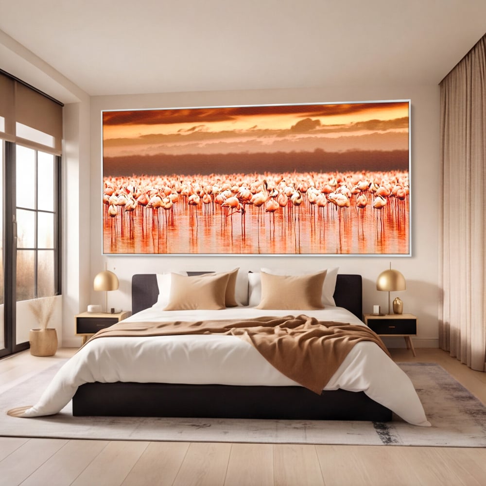 Tablou canvas cu tablou canvas cu stol de flamingo la apus, in rama de aluminiu argintiu, pe perete intr-un dormitor