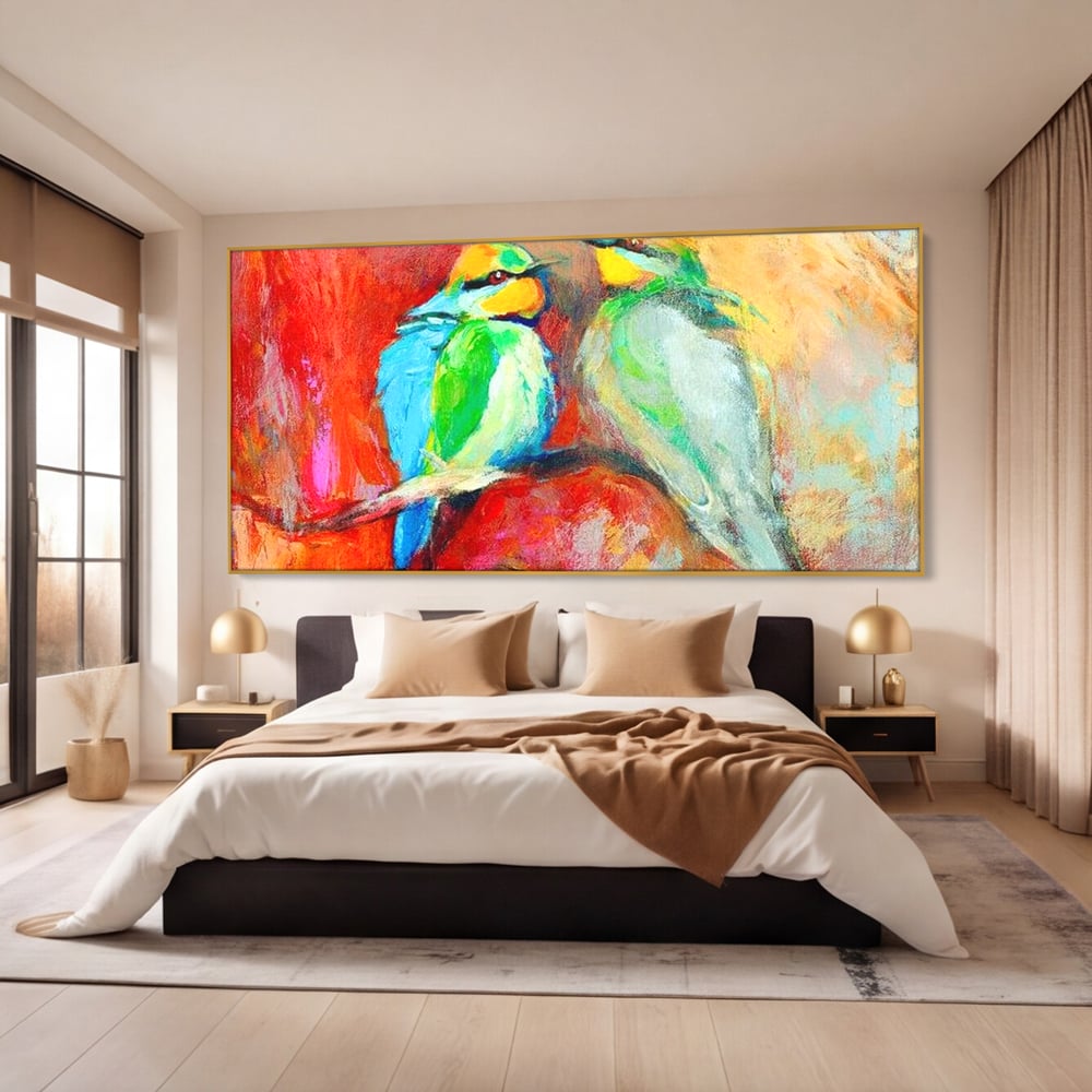 Tablou canvas cu tablou canvas cu doua pasari colorate pe creanga, in rama de aluminiu auriu, pe perete intr-un dormitor