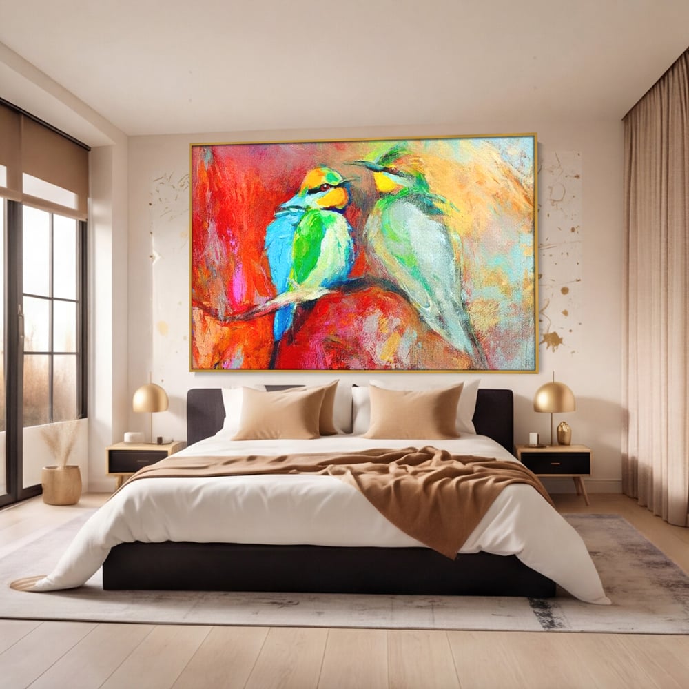 Tablou canvas cu tablou canvas cu doua pasari colorate pe creanga, in rama de aluminiu auriu, pe perete intr-un dormitor