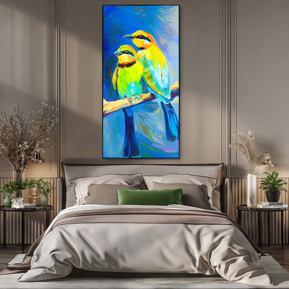 Tablou canvas cu tablou cu doua pasari pe creanga, in rama de aluminiu negru, pe perete intr-un dormitor