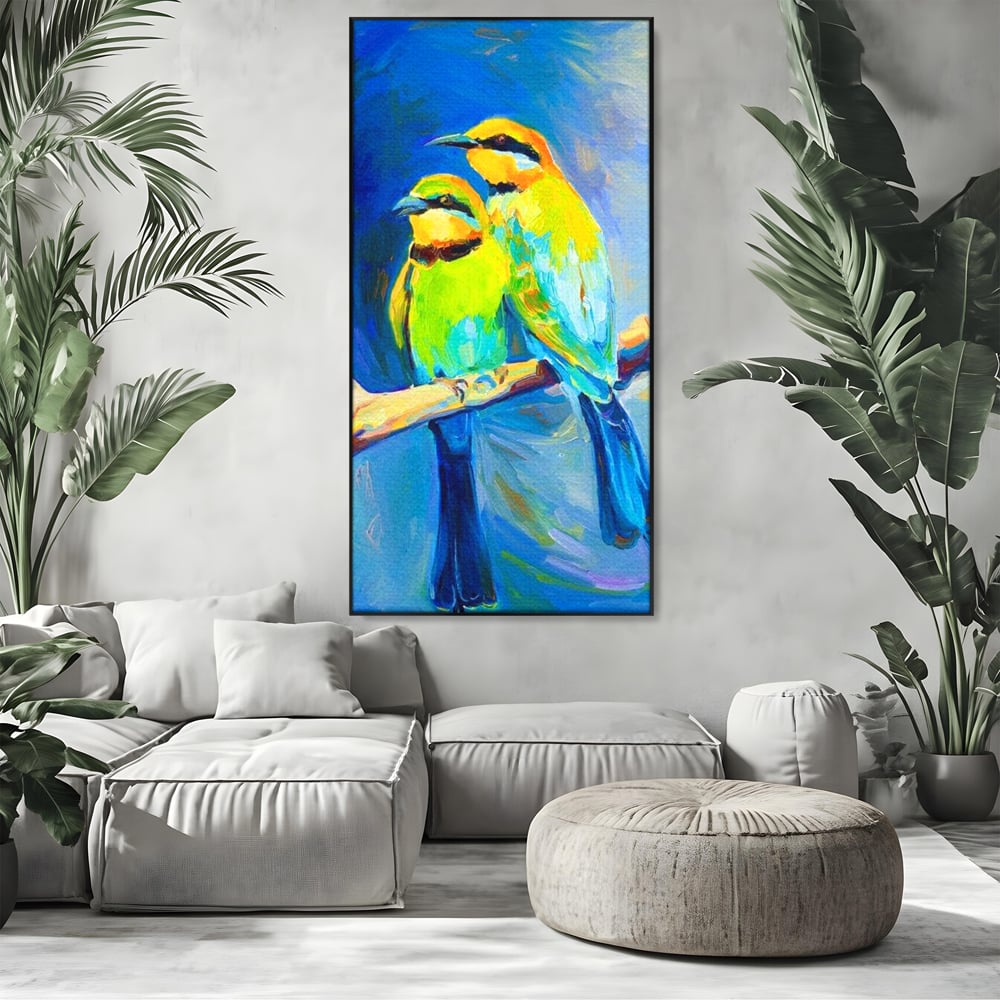 Tablou canvas cu tablou cu doua pasari pe creanga, in rama de aluminiu negru, pe perete intr-un living