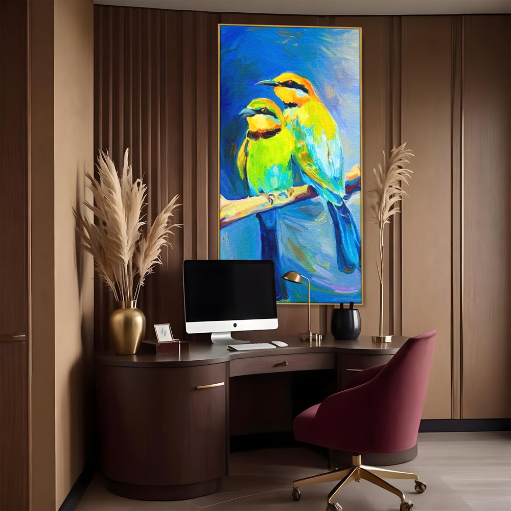 Tablou canvas cu tablou cu doua pasari pe creanga, in rama de aluminiu auriu, pe perete intr-un birou