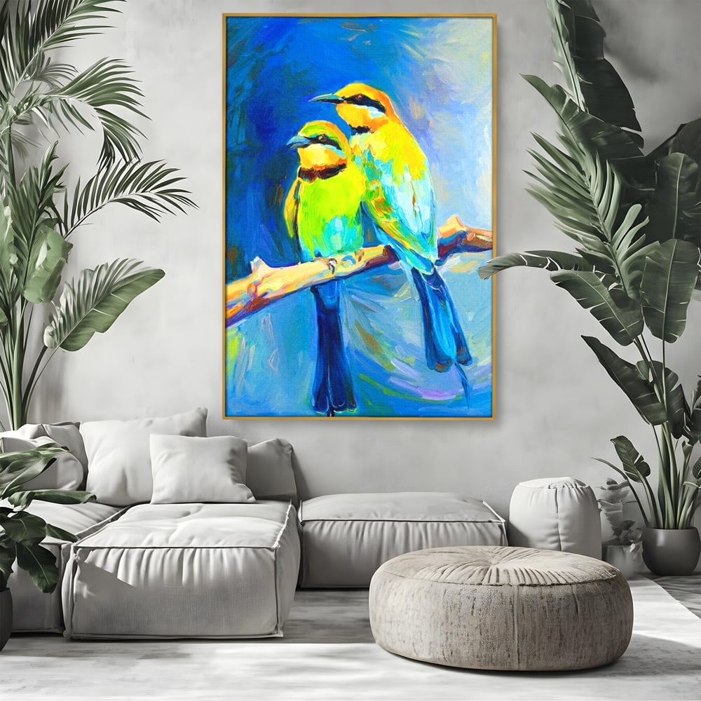 Tablou canvas cu tablou cu doua pasari pe creanga, in rama de aluminiu auriu, pe perete intr-un living