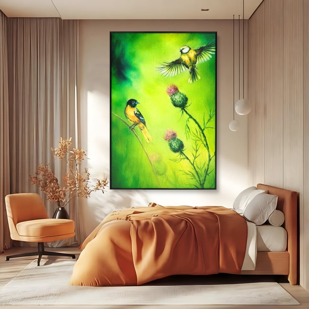 Tablou canvas cu tablou canvas cu pasari si ciulini, in rama de aluminiu negru, pe perete intr-un dormitor