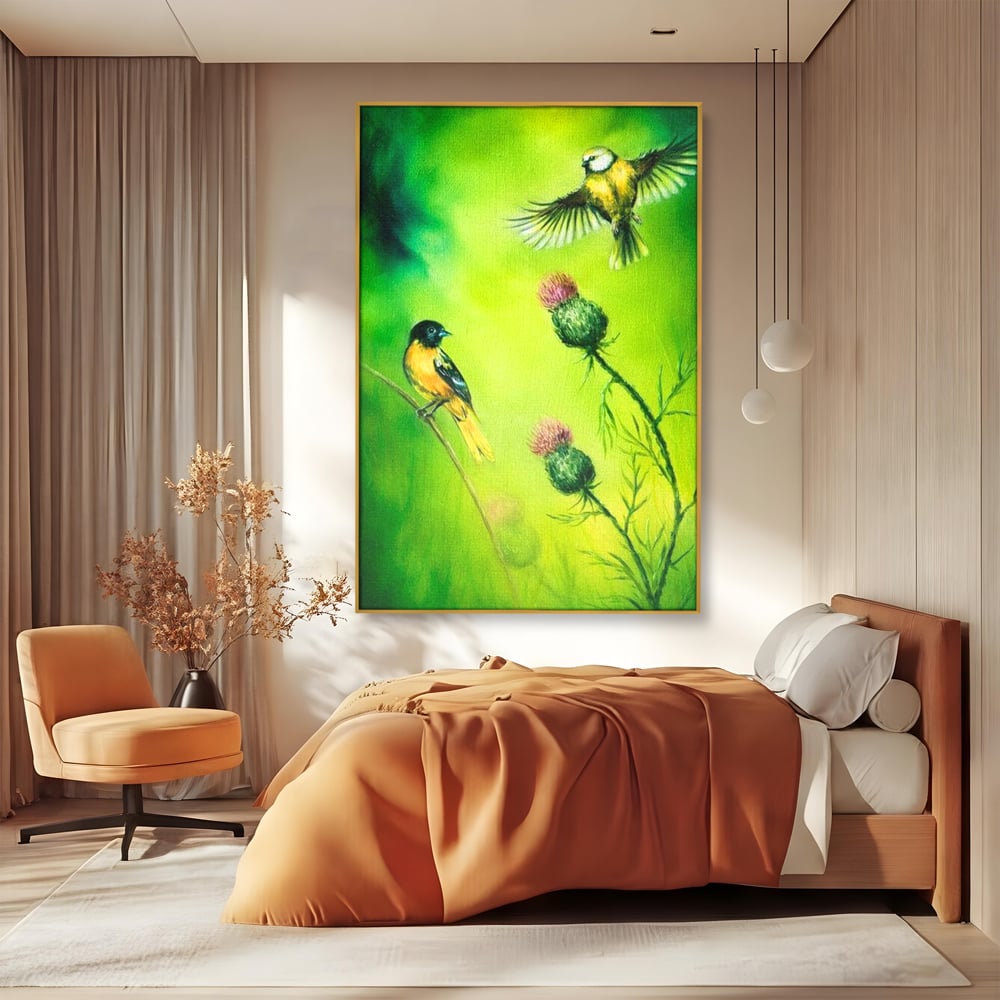 Tablou canvas cu tablou canvas cu pasari si ciulini, in rama de aluminiu auriu, pe perete intr-un dormitor