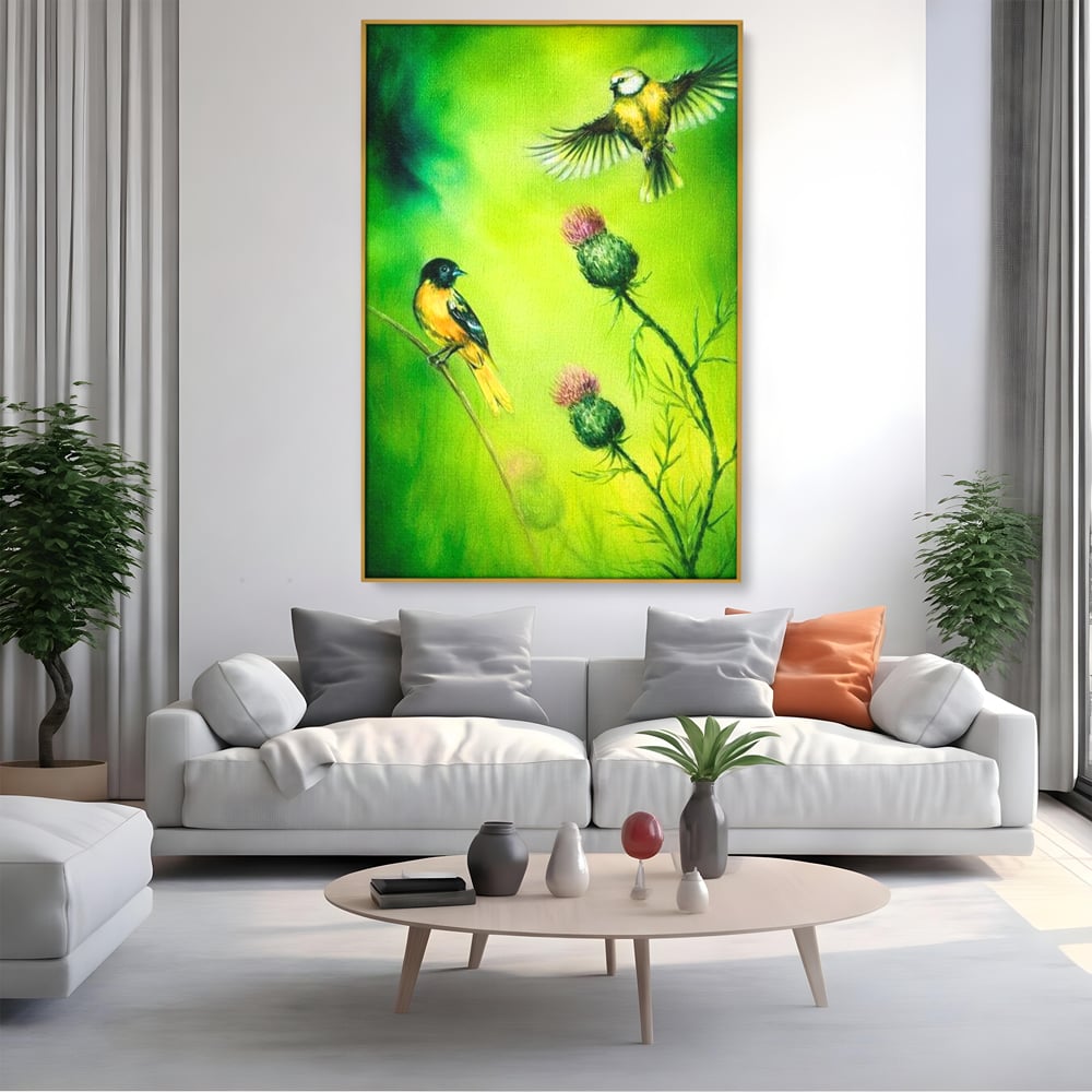 Tablou canvas cu tablou canvas cu pasari si ciulini, in rama de aluminiu auriu, pe perete intr-un living