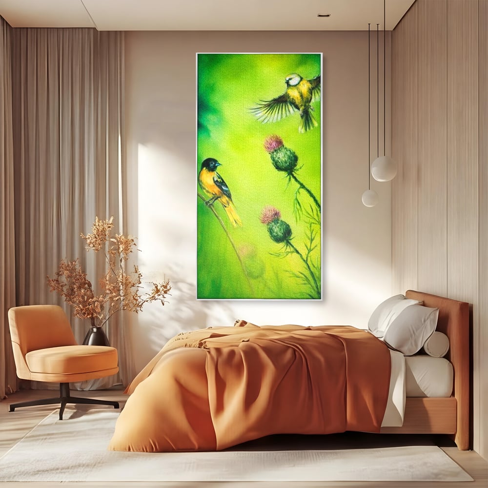 Tablou canvas cu tablou canvas cu pasari si ciulini, in rama de aluminiu argintiu, pe perete intr-un dormitor