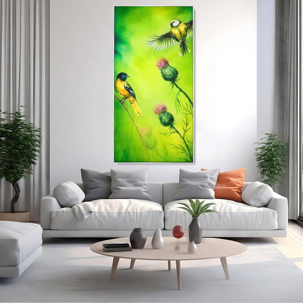 Tablou canvas cu tablou canvas cu pasari si ciulini, in rama de aluminiu argintiu, pe perete intr-un living