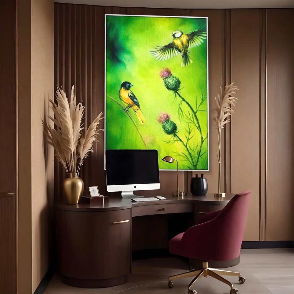 Tablou canvas cu tablou canvas cu pasari si ciulini, in rama de aluminiu argintiu, pe perete intr-un birou