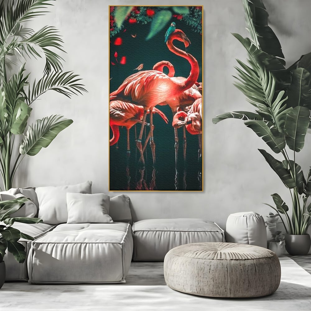 Tablou canvas cu tablou canvas cu flamingo roz, in rama de aluminiu auriu, pe perete intr-un living