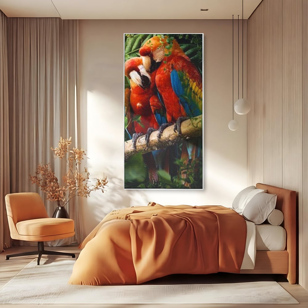 Tablou canvas cu doi papagali pe o creanga, in rama de aluminiu argintiu, pe perete intr-un dormitor