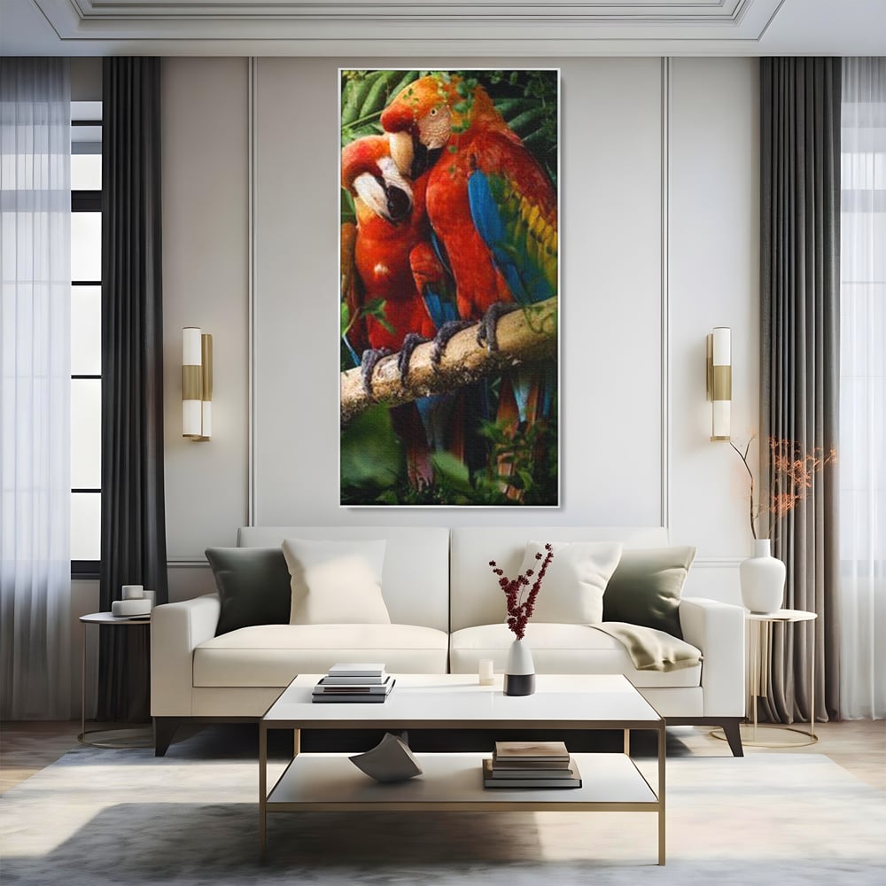 Tablou canvas cu doi papagali pe o creanga, in rama de aluminiu argintiu, pe perete intr-un living