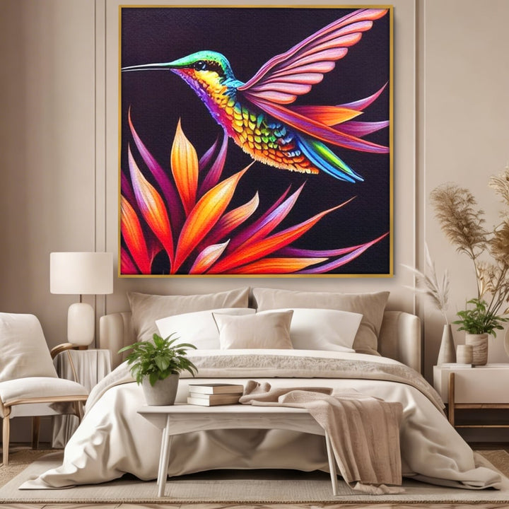 Tablou canvas cu tablou canvas cu colibri multicolor, in rama de aluminiu auriu, pe perete intr-un dormitor
