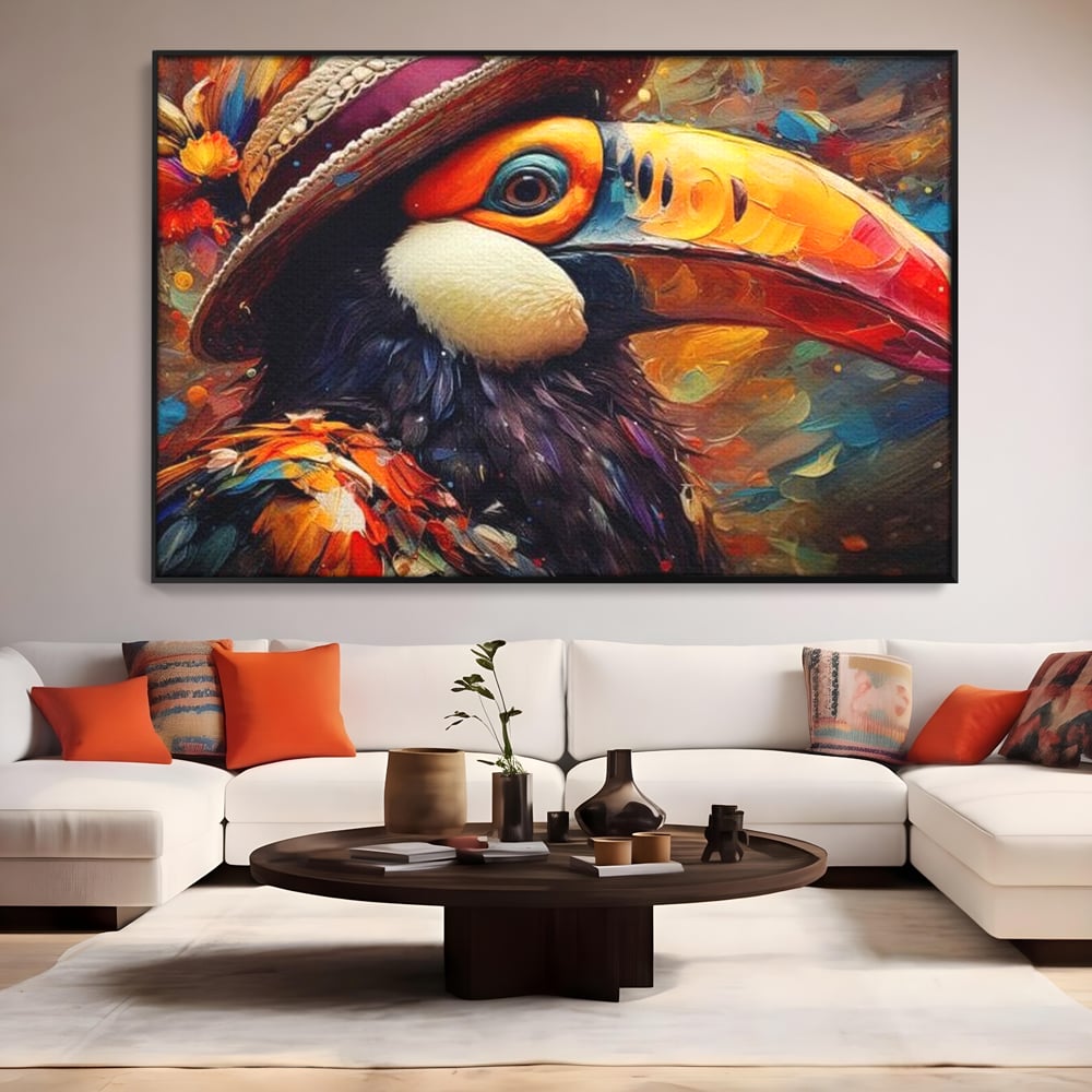Tablou canvas cu tablou cu portret de tucan cu palarie, in rama de aluminiu negru, pe perete intr-un living