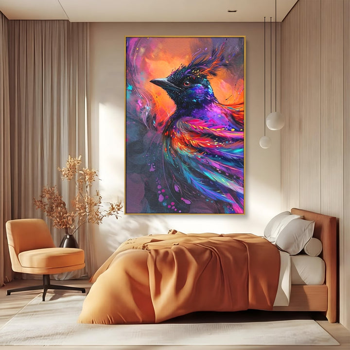 Tablou canvas cu tablou canvas cu pasare fantastica, in rama de aluminiu auriu, pe perete intr-un dormitor