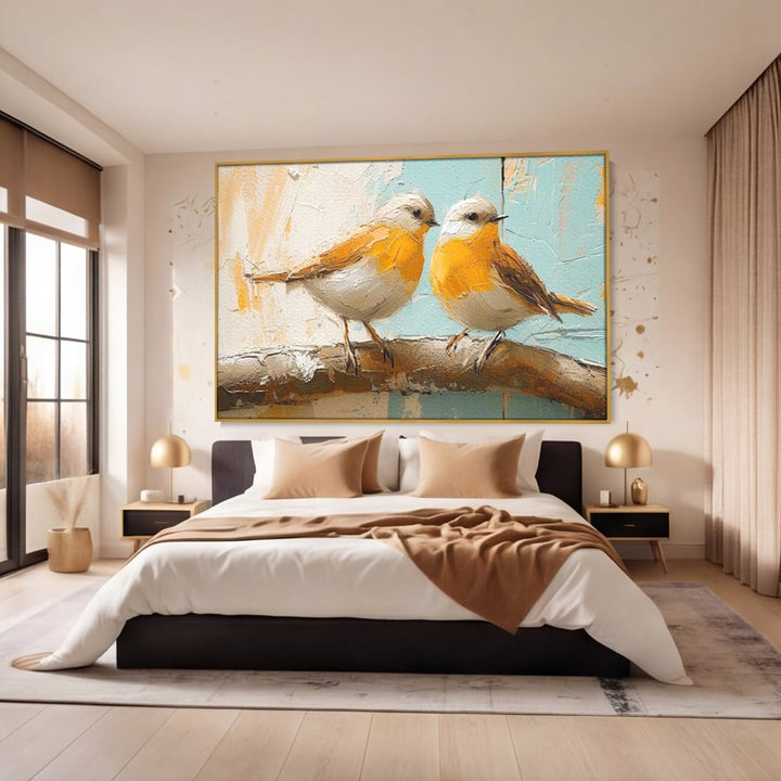 Tablou canvas cu tablou canvas cu doua pasari pe creanga, in rama de aluminiu auriu, pe perete intr-un dormitor