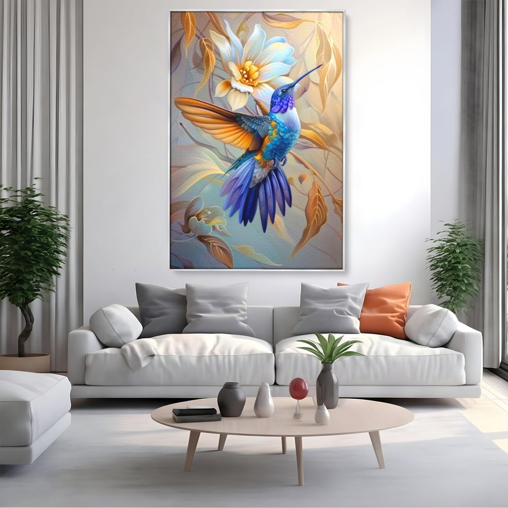 Tablou canvas cu tablou canvas cu pasare colibri in zbor, in rama de aluminiu argintiu, pe perete intr-un living