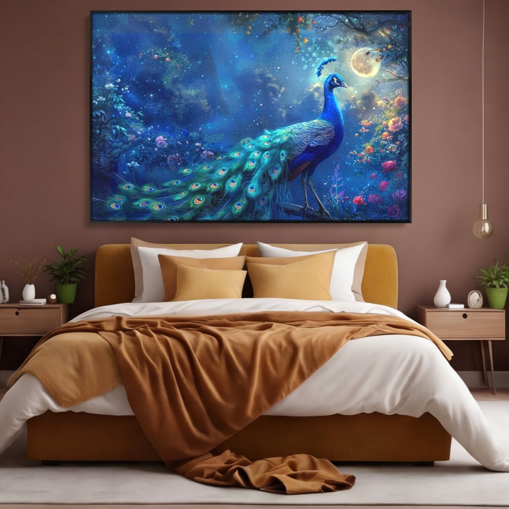 Tablou canvas cu tablou canvas cu paun albastru noaptea, in rama de aluminiu negru, pe perete intr-un dormitor