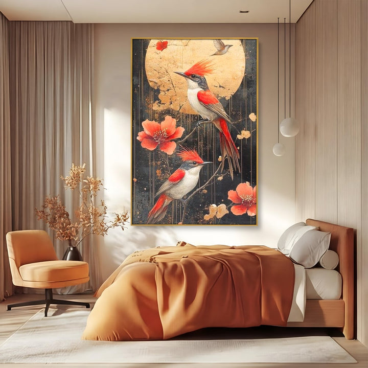 Tablou canvas cu tablou canvas cu pasari si flori rosii, in rama de aluminiu auriu, pe perete intr-un dormitor
