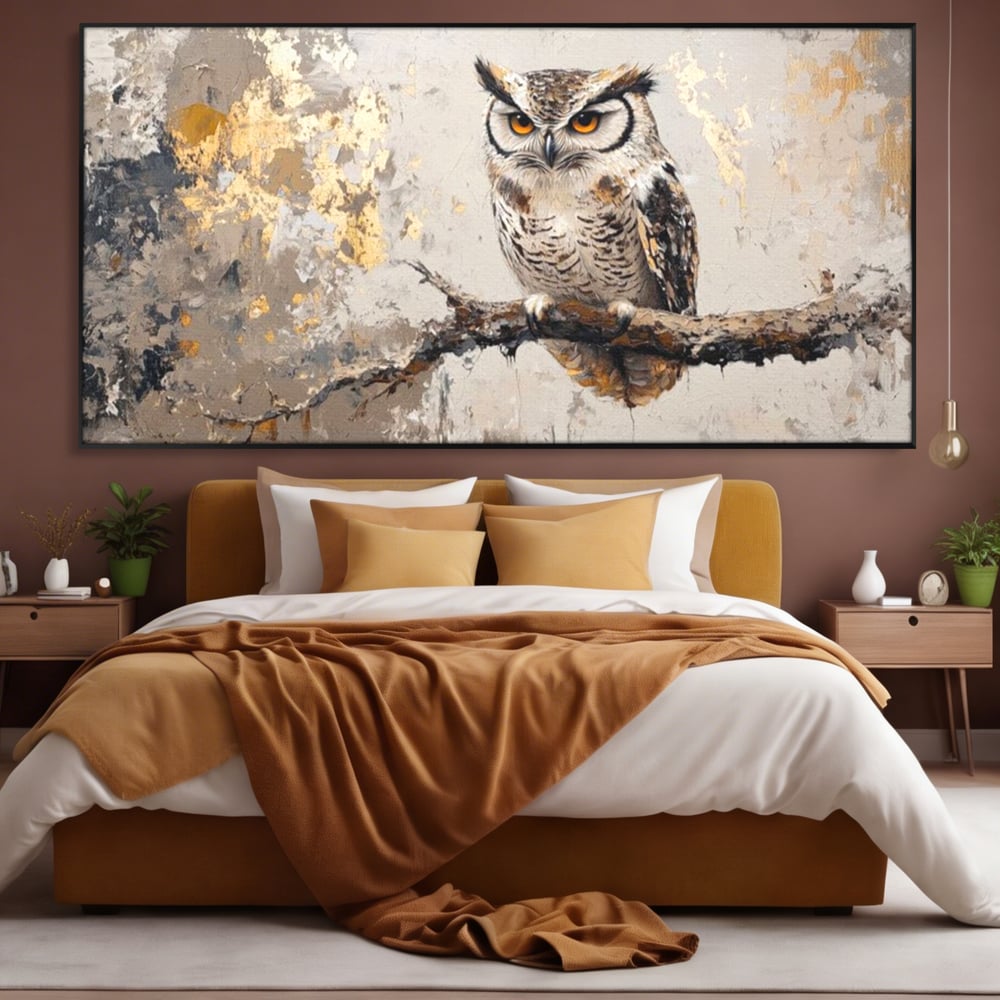 Tablou canvas cu tablou canvas cu bufnita pe ramura, in rama de aluminiu negru, pe perete intr-un dormitor