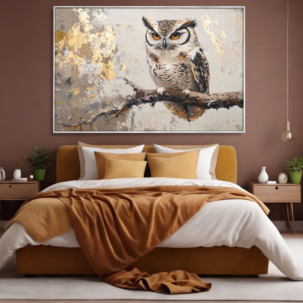 Tablou canvas cu tablou canvas cu bufnita pe ramura, in rama de aluminiu argintiu, pe perete intr-un dormitor
