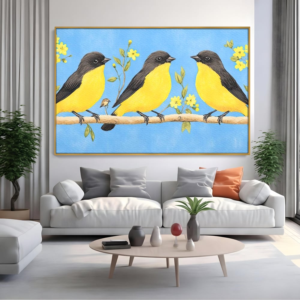 Tablou canvas cu tablou canvas cu trei pasari pe ramura, in rama de aluminiu auriu, pe perete intr-un living