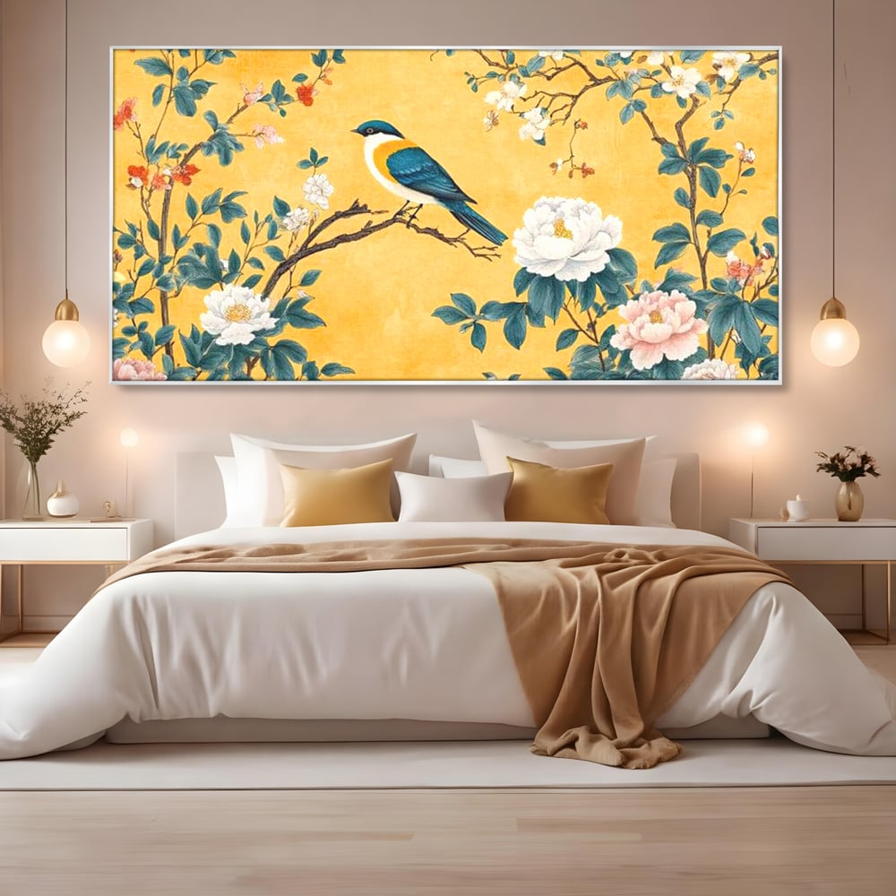 Tablou canvas cu tablou canvas cu pasare pe creanga si bujori, in rama de aluminiu argintiu, pe perete intr-un dormitor