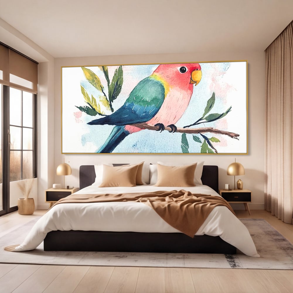Tablou canvas cu tablou canvas cu papagal colorat, in rama de aluminiu auriu, pe perete intr-un dormitor