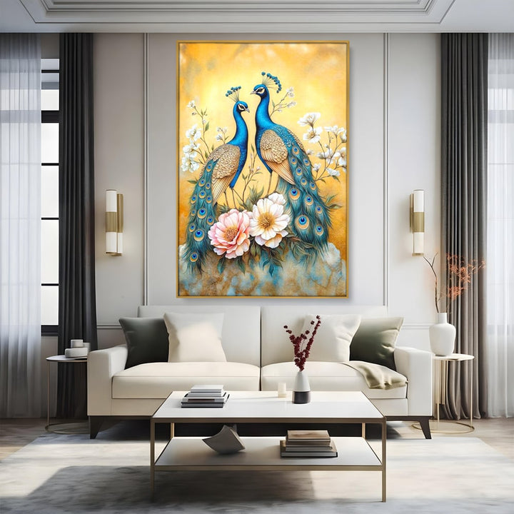 Tablou canvas cu tablou canvas cu doi pauni si flori, in rama de aluminiu auriu, pe perete intr-un living