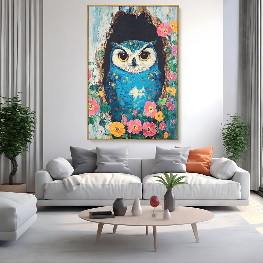 Tablou canvas cu tablou canvas cu bufnita albastra, in rama de aluminiu auriu, pe perete intr-un living