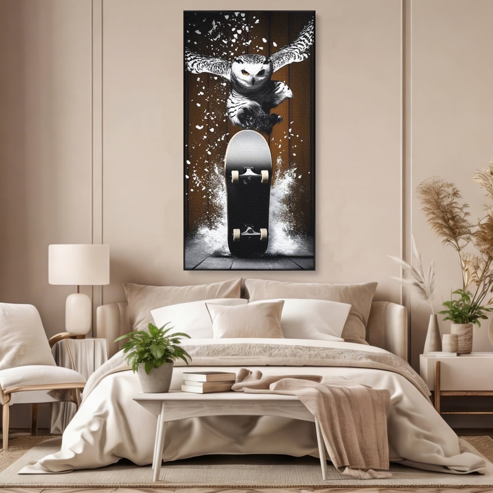 Tablou canvas cu tablou canvas cu bufnita pe skateboard, in rama de aluminiu negru, pe perete intr-un dormitor