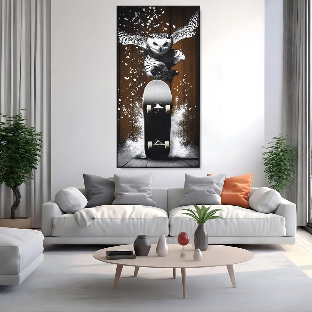 Tablou canvas cu tablou canvas cu bufnita pe skateboard, in rama de aluminiu negru, pe perete intr-un living
