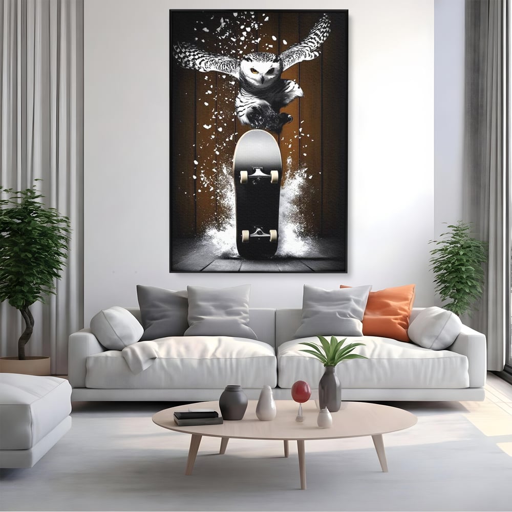 Tablou canvas cu tablou canvas cu bufnita pe skateboard, in rama de aluminiu negru, pe perete intr-un living
