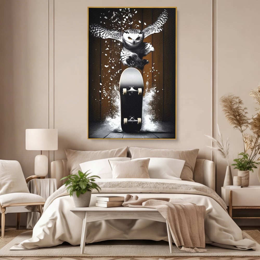 Tablou canvas cu tablou canvas cu bufnita pe skateboard, in rama de aluminiu auriu, pe perete intr-un dormitor