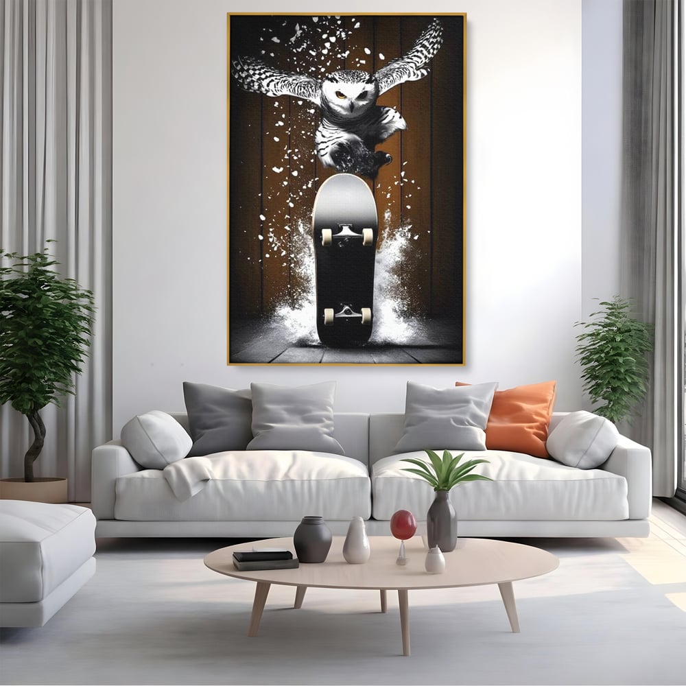 Tablou canvas cu tablou canvas cu bufnita pe skateboard, in rama de aluminiu auriu, pe perete intr-un living