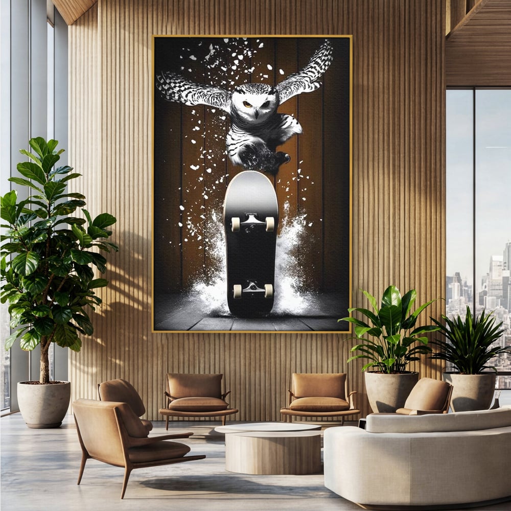 Tablou canvas cu tablou canvas cu bufnita pe skateboard, in rama de aluminiu auriu, pe perete intr-un birou