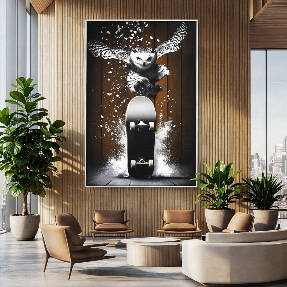 Tablou canvas cu tablou canvas cu bufnita pe skateboard, in rama de aluminiu argintiu, pe perete intr-un birou