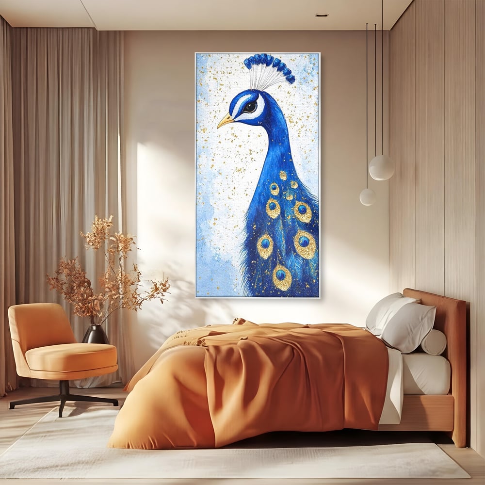 Tablou canvas cu tablou canvas cu profil de paun, in rama de aluminiu argintiu, pe perete intr-un dormitor