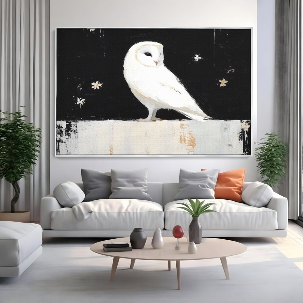 Tablou canvas cu tablou canvas cu bufnita alba, in rama de aluminiu argintiu, pe perete intr-un living
