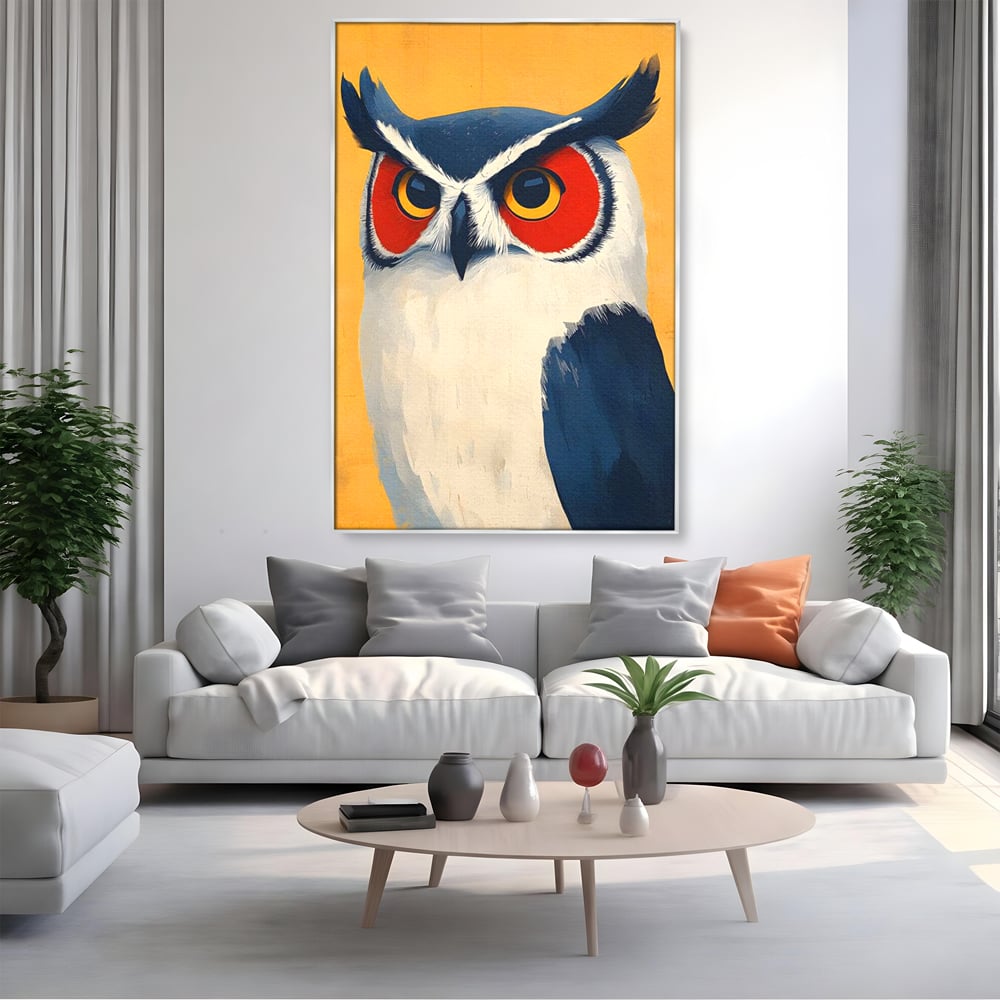 Tablou canvas cu tablou canvas cu bufnita stilizata, in rama de aluminiu argintiu, pe perete intr-un living