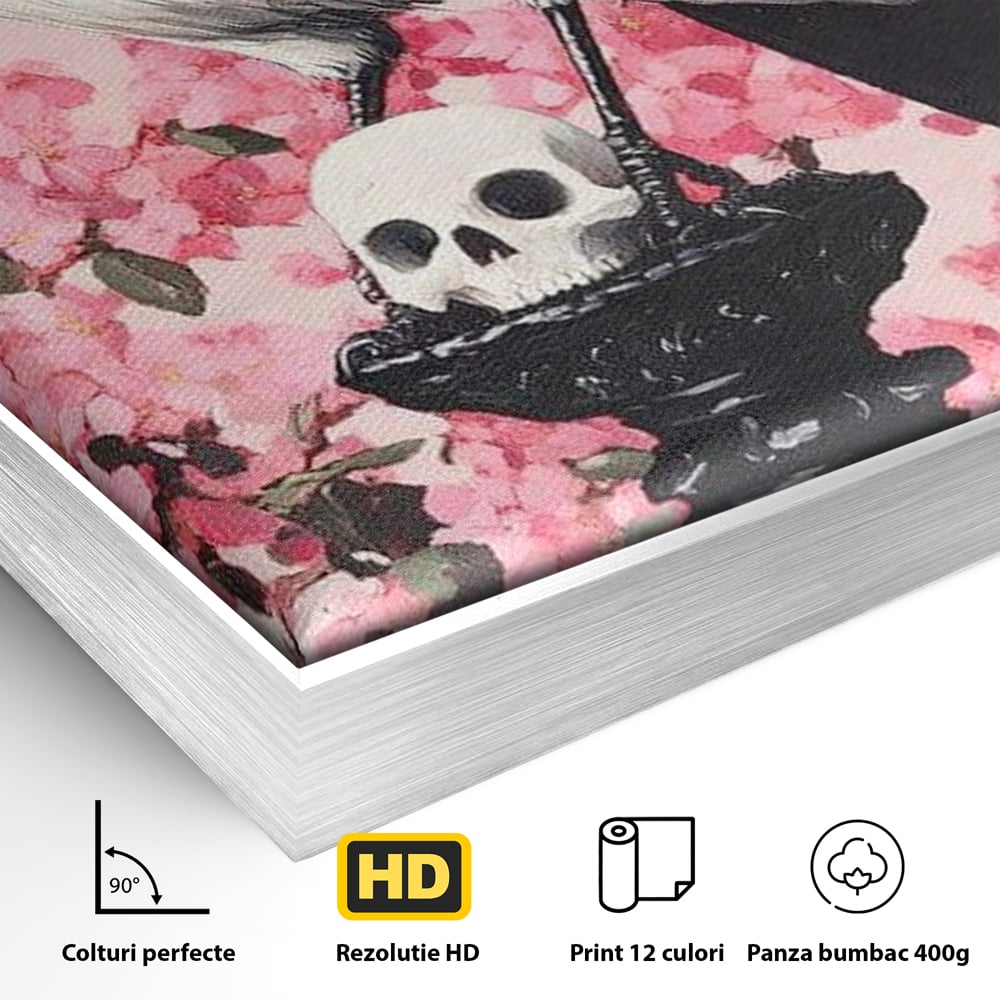 Detaliu al suprafetei: tablou canvas cu un corb pe un piedestal, in rama de aluminiu argintiu