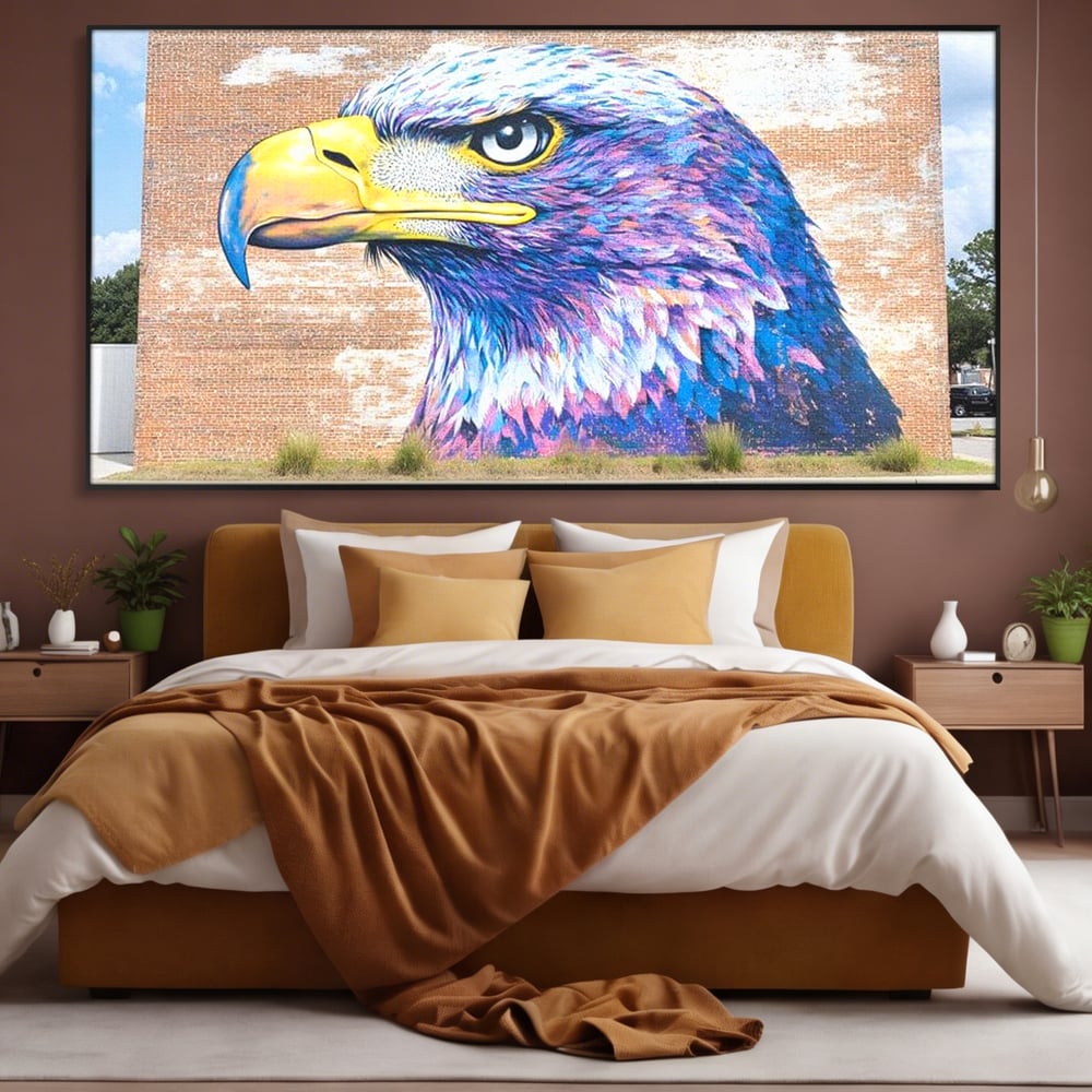 Tablou canvas cu tablou canvas cu vultur graffitti pe zid de caramida, in rama de aluminiu negru, pe perete intr-un dormitor