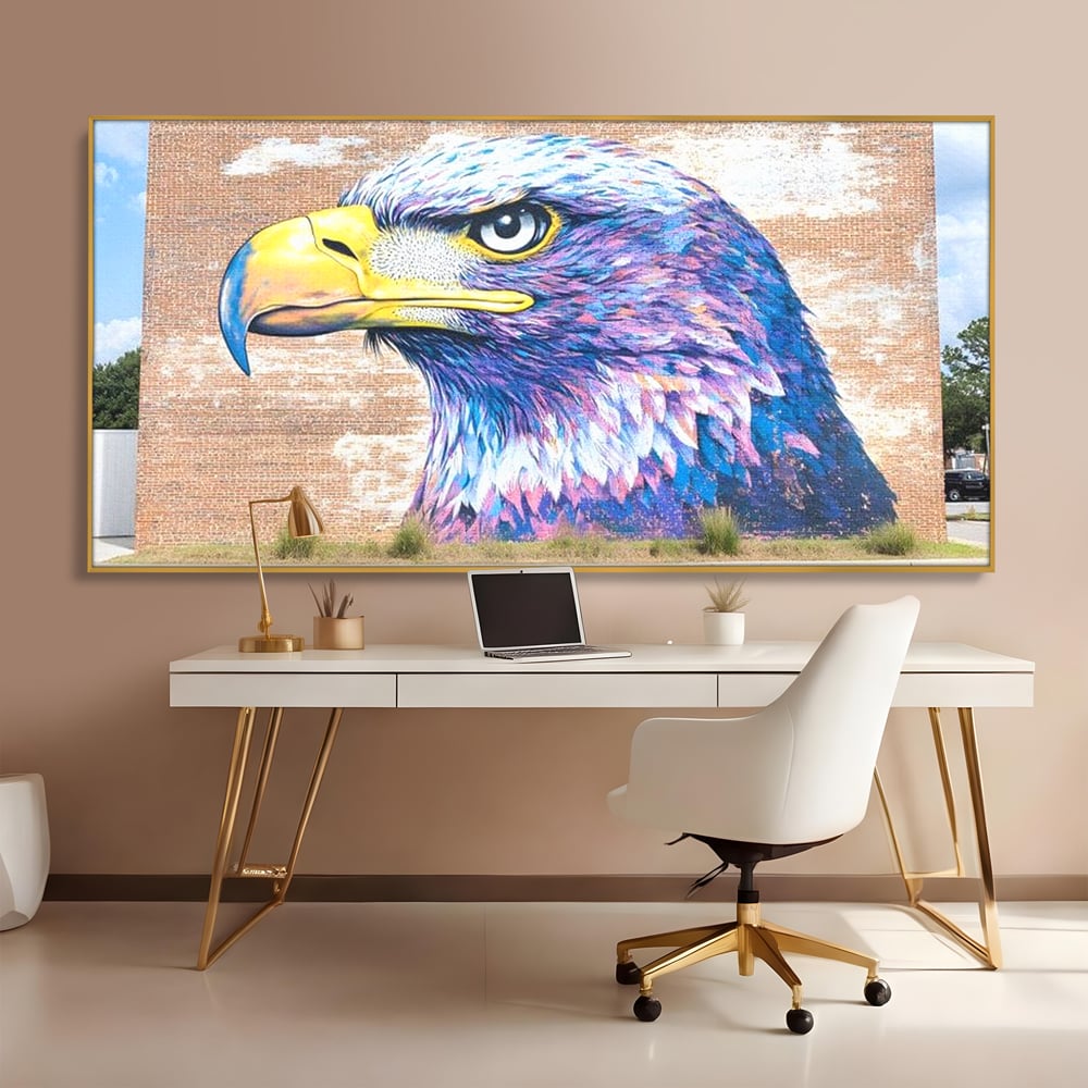 Tablou canvas cu tablou canvas cu vultur graffitti pe zid de caramida, in rama de aluminiu auriu, pe perete intr-un birou