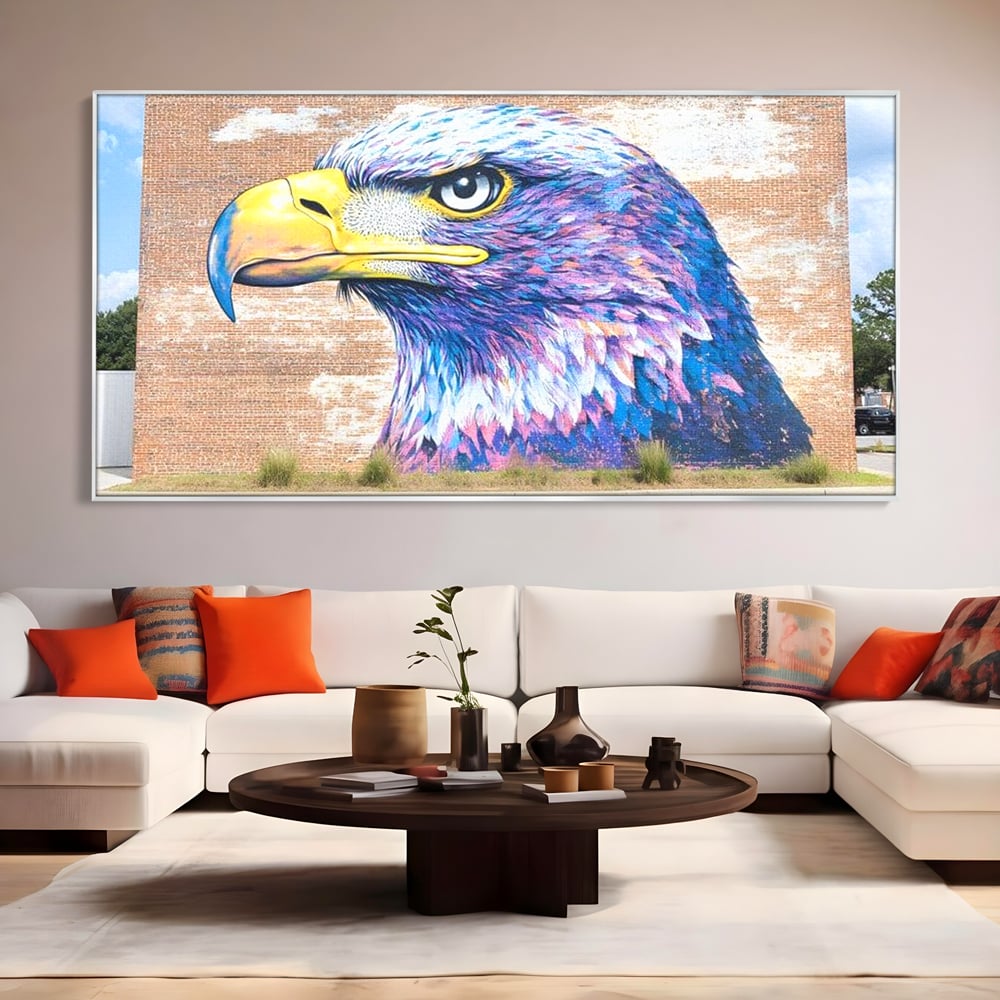Tablou canvas cu tablou canvas cu vultur graffitti pe zid de caramida, in rama de aluminiu argintiu, pe perete intr-un living