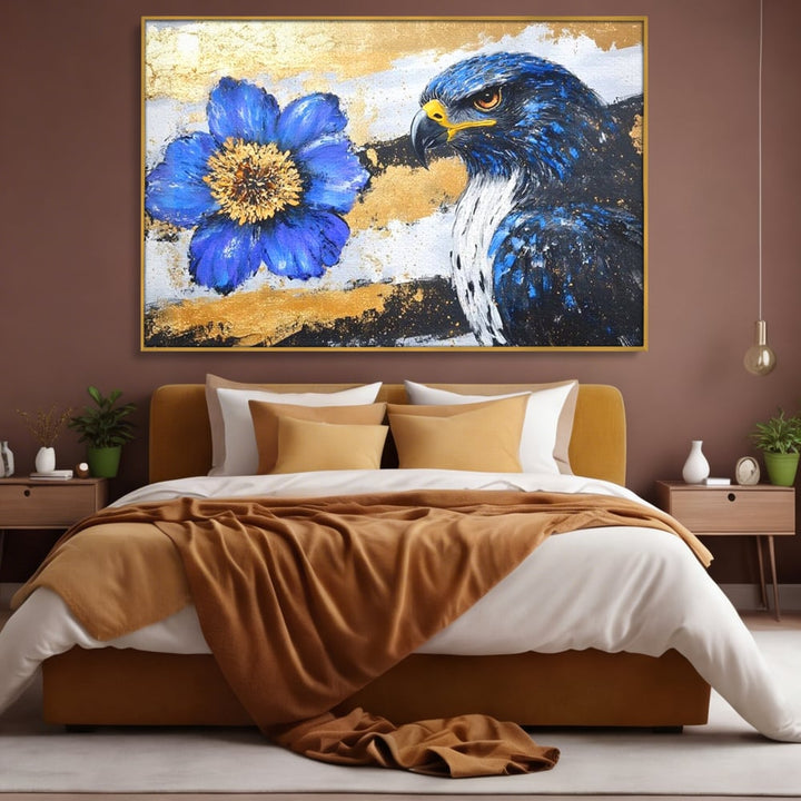Tablou canvas cu pictura canvas cu soim si floare, in rama de aluminiu auriu, pe perete intr-un dormitor