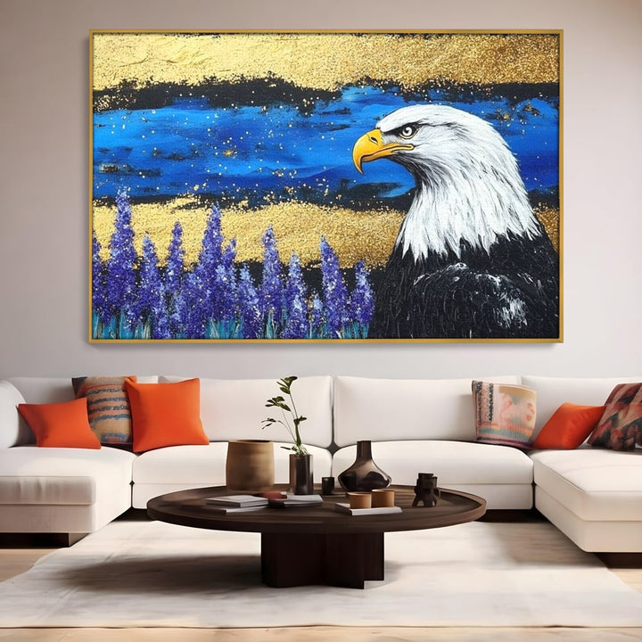 Tablou canvas cu tablou canvas cu vultur si lavanda, in rama de aluminiu auriu, pe perete intr-un living