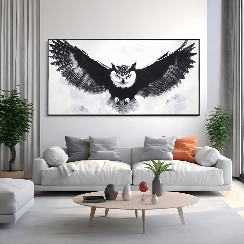 Tablou canvas cu tablou canvas cu bufnita in zbor, in rama de aluminiu negru, pe perete intr-un living